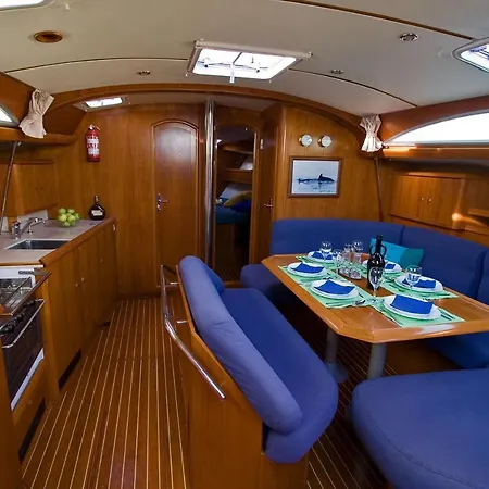 Jeanneau Sun Odyssey 45.2- Osejava 船上ホテル